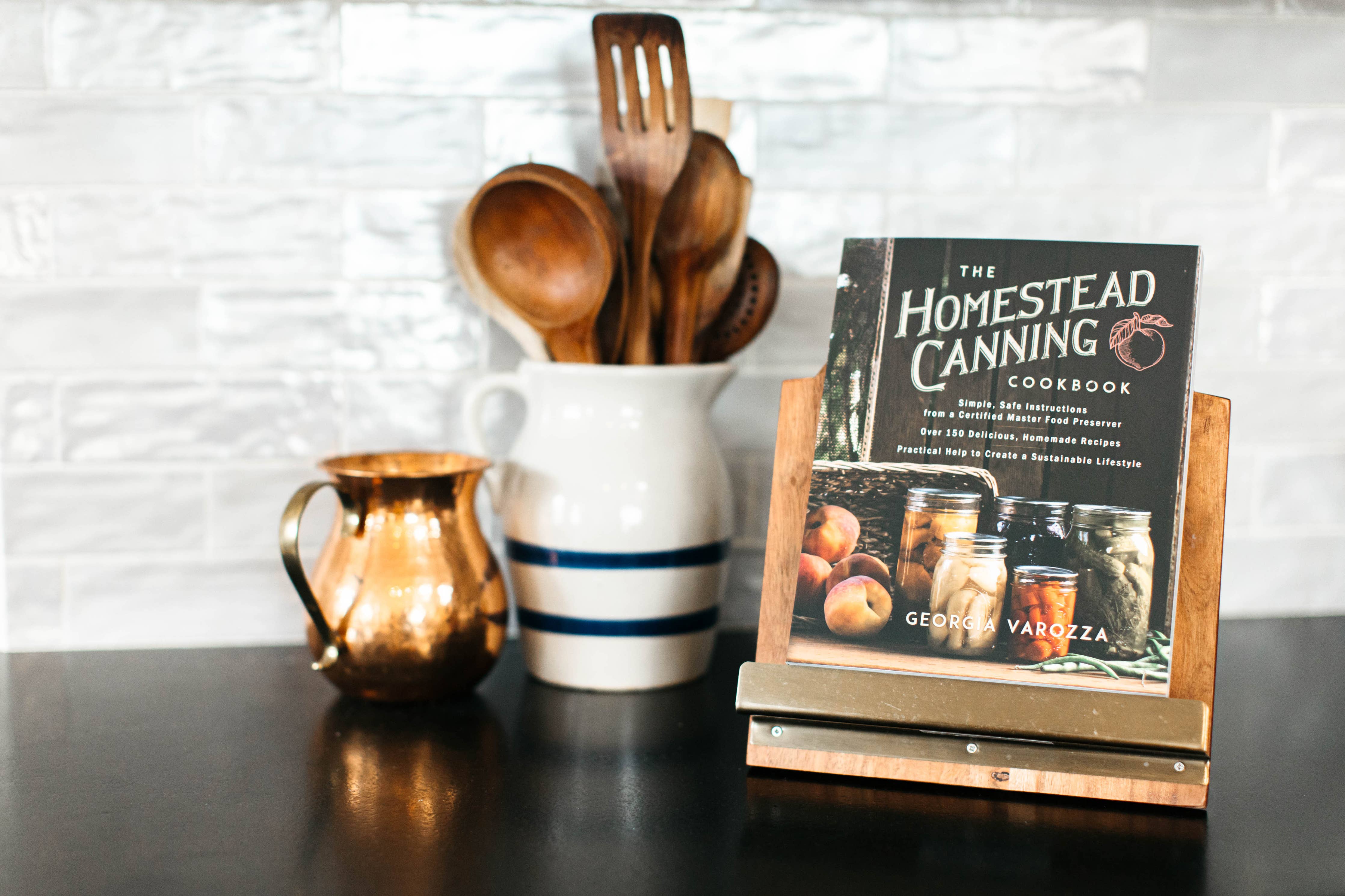 The Homestead Canning Cookbook: Paperback / English