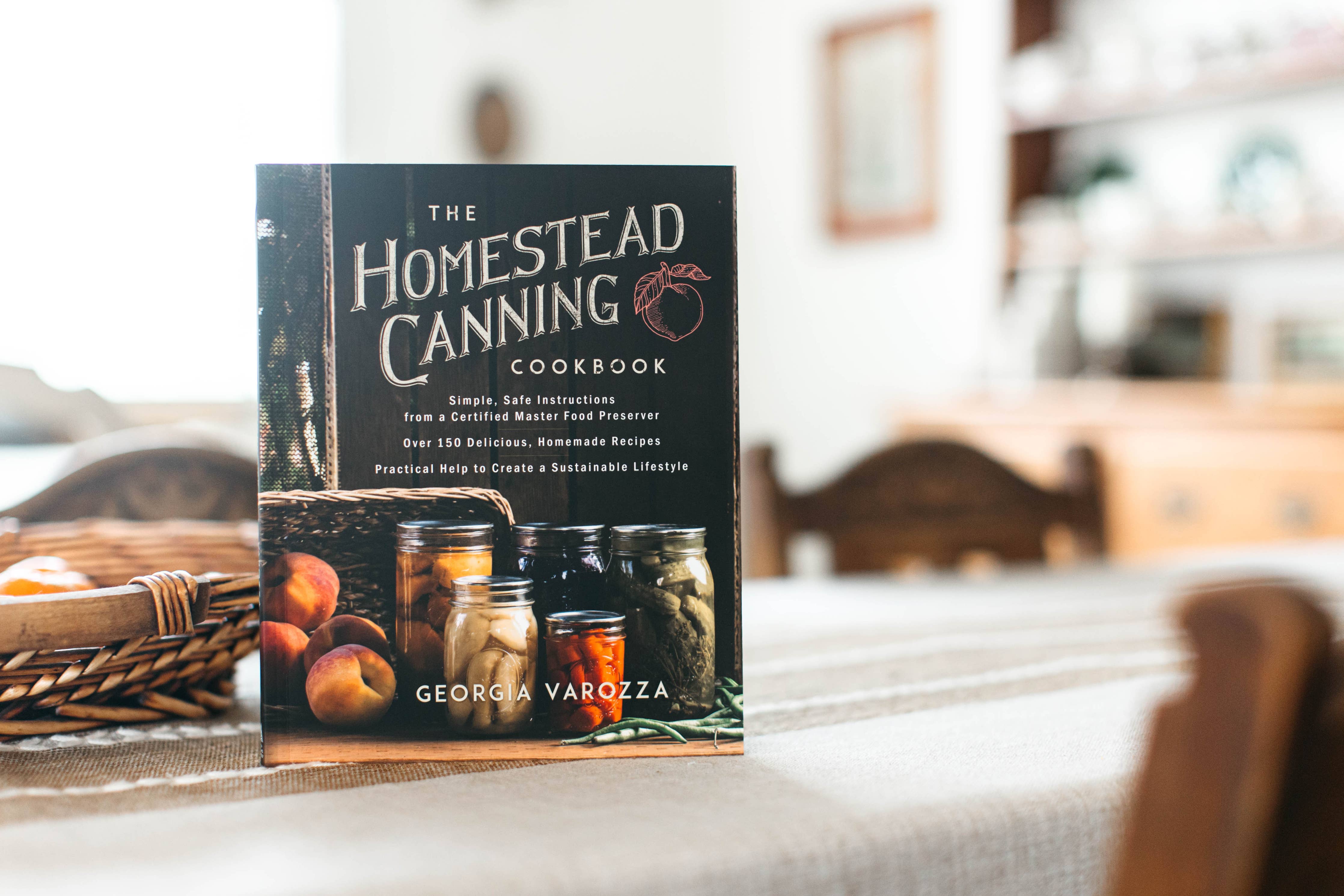 The Homestead Canning Cookbook: Paperback / English